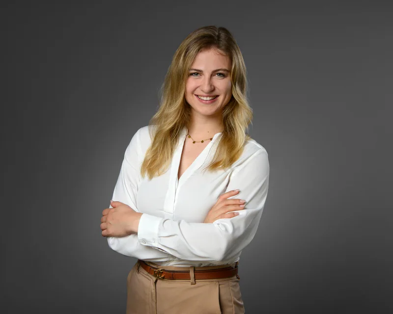 Lächelnde Frau in weißer Bluse