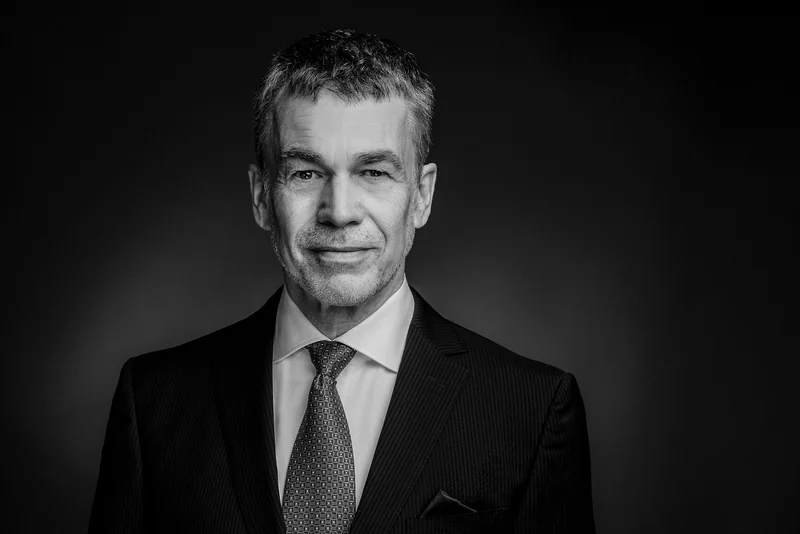 Schwarz-Weiß-Portrait eines Mannes in Anzug und Krawatte