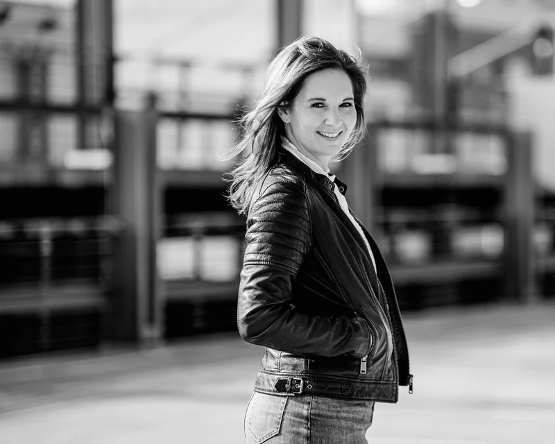 Anne Simon im Freien vor einer unscharfen Gebäudefassade
