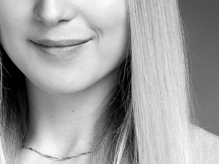 Schwarz-Weiß-Bildausschnitt mit Mund und hellem Haar