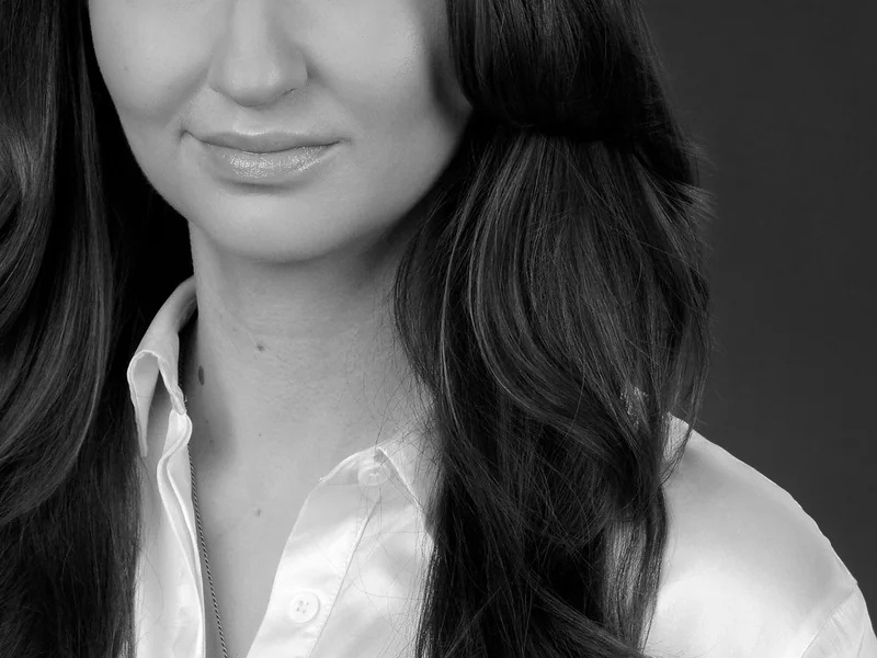 Ausschnitt eines Portraits einer Frau in heller Bluse