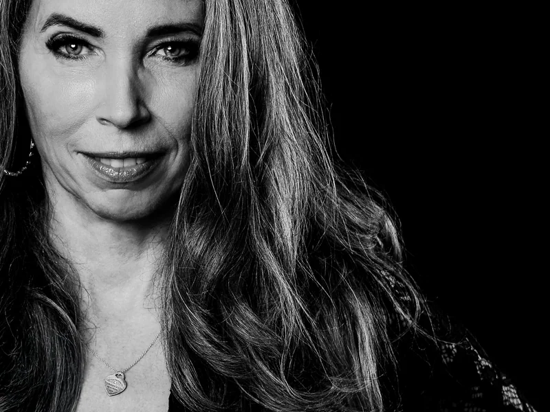 Portrait einer Frau mit einem hell und einem dunkel beleuchteten Gesichtsteil