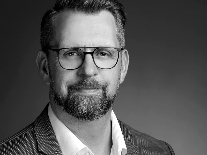 Schwarz-Weiß-Portrait eines Mannes mit Bart und Brille