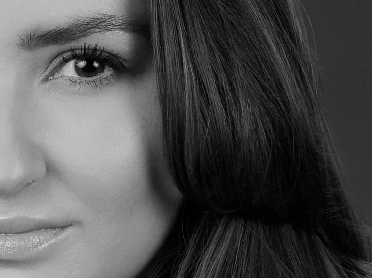 Nahaufnahme einer Gesichtshälfte einer Frau