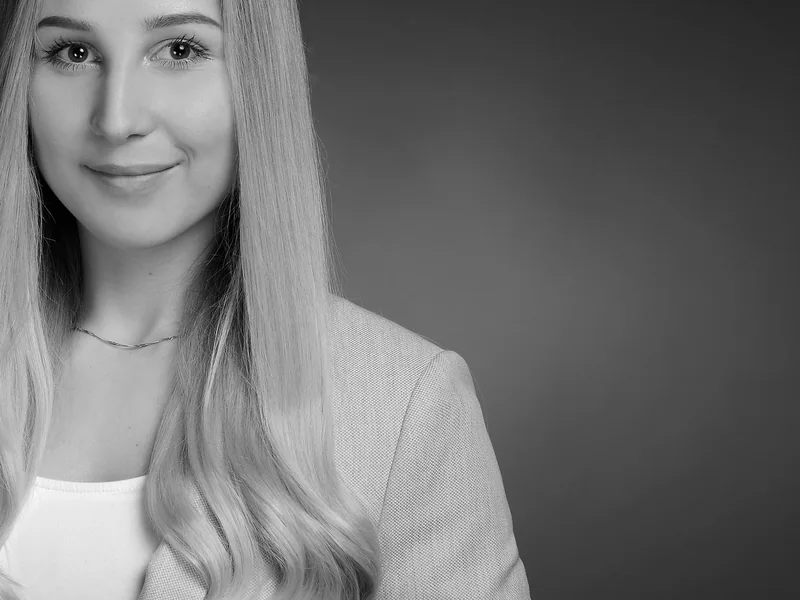 Schwarz-Weiß-Portrait einer Frau mit langem hellem Haar