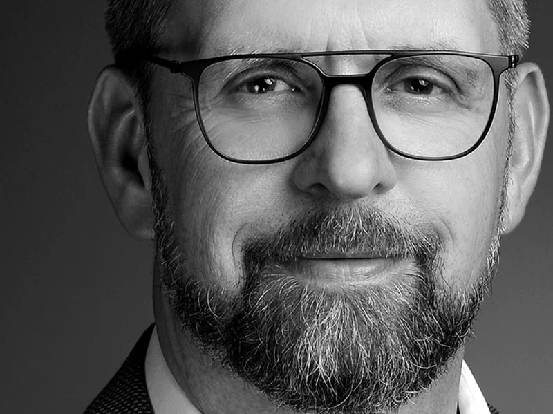 Detail eines Portraits eines Mannes mit Bart und Brille