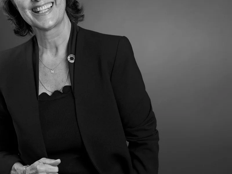 Ausschnitt einer Frau im dunklen Blazer