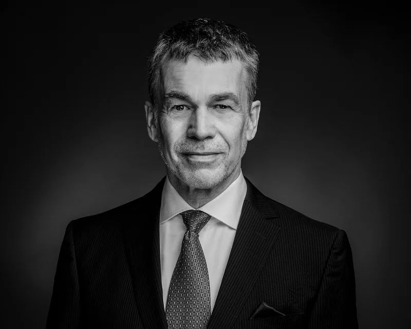 Schwarz-Weiß-Portrait eines Mannes in Anzug und Krawatte