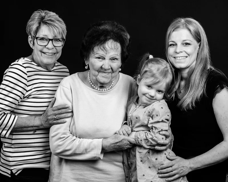 Drei Frauen und ein Kind im gemeinsamen Portrait