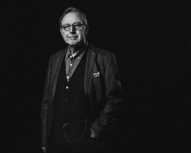 Schwarz-Weiß-Portrait eines Mannes mit Brille und dunklem Sakko