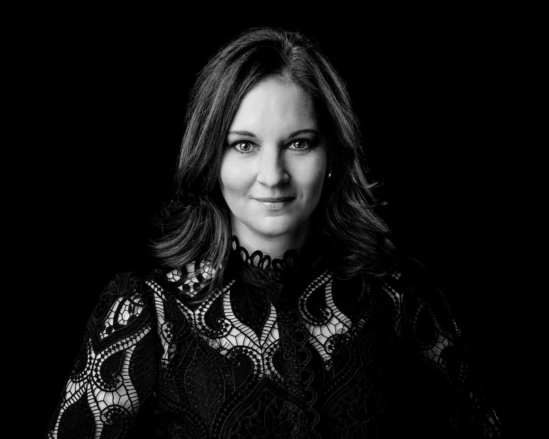 Schwarz-Weiß-Portrait von Anne Simon vor schwarzem Hintergrund