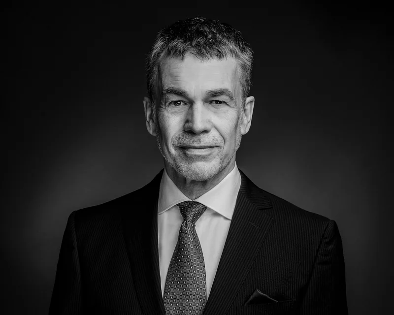 Schwarz-Weiß-Portrait eines Mannes in Anzug und Krawatte